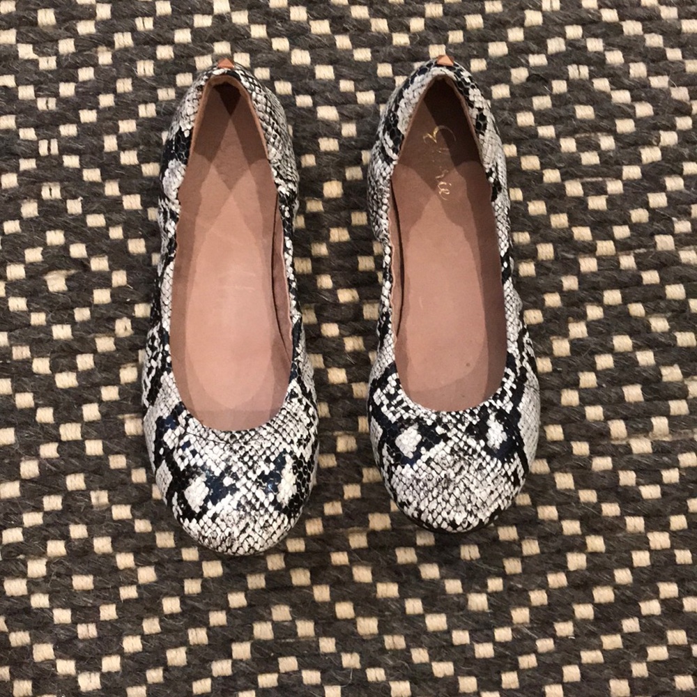 Elorie Black And white flats. Size 9